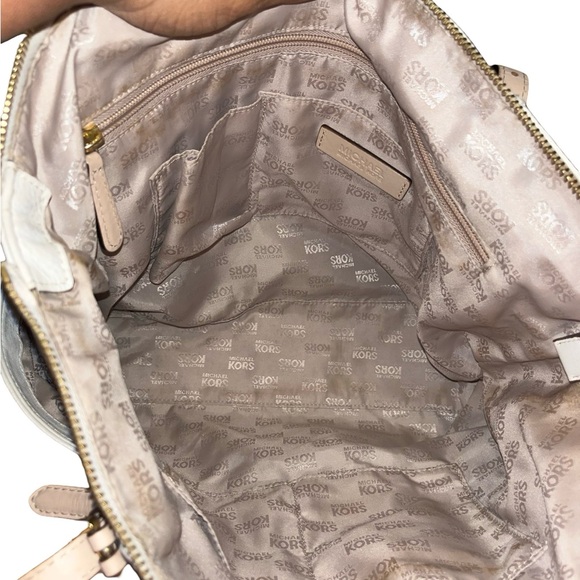 Elegant Cream Michael Kors Leather Tote Bag - Picture 8 of 10